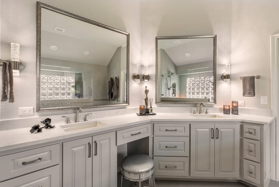 A Curbless Shower Transforms a 1997 Master Bath