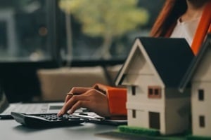 real estate agent Delivering sample homes to customers, mortgage loan contracts