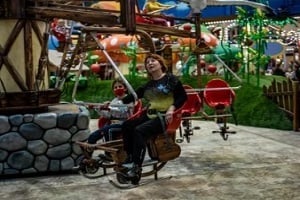 women enjoying with daughter in fec