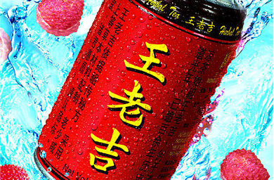 A red drink can with large yellow Chines characters in the middle of the can and small, black Chinese characters on the sides. The can is floating in a pool of blue water.