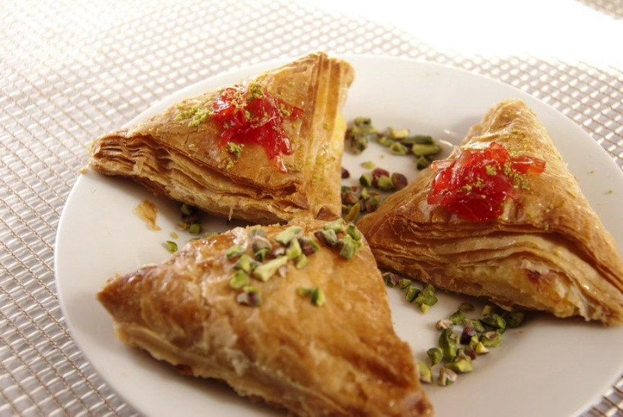 This is a picture of three triangle-shaped Chaaybiyets on a plate.