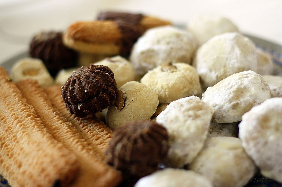 This is a picture of a box of assorted Ghraybeh. 