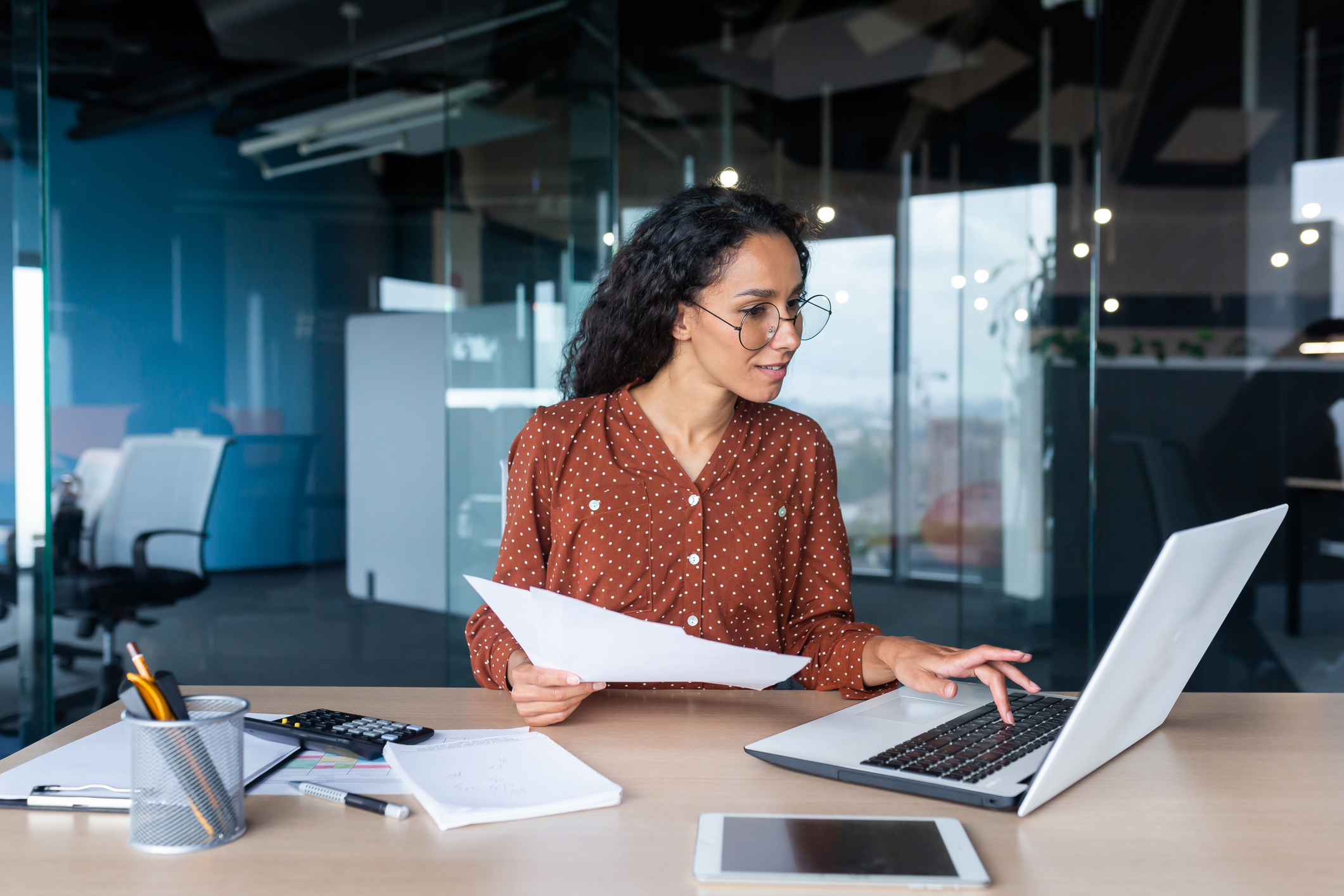 Tracking Client Acquisition Costs and ROI Using Law Firm Data Analytics